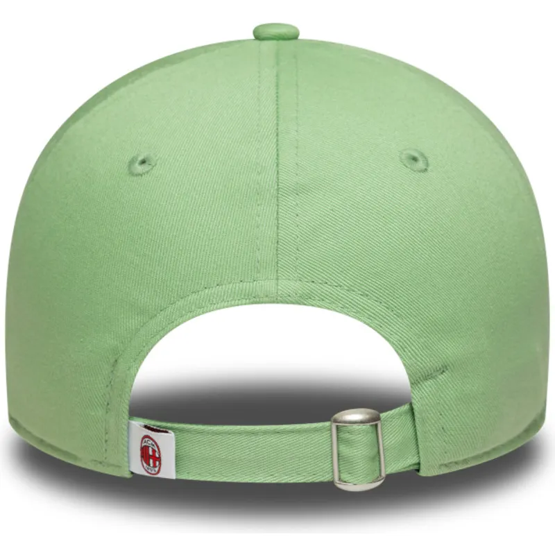 grune-hellgrune-gebogene-verstellbare-damenkappe-9twenty-bear-von-ac-milan-serie-a-von-new-era