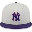 beige-und-violette-anliegende-flat-cap-59fifty-clr-dvlp-der-new-york-yankees-mlb-von-new-era
