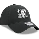 schwarze-verstellbare-9twenty-curved-cap-stamp-der-anaheim-ducks-nhl-von-new-era