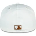 weisse-und-braune-anliegende-flatcap-59fifty-chrome-toast-side-patch-der-new-york-yankees-mlb-von-new-era