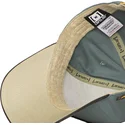 grune-und-schwarze-snapback-cap-mit-gebogenem-schirm-daffy-duck-loo12-daf2-looney-tunes-von-capslab