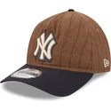 verstellbare-braun-und-marineblau-gebogene-kappe-9twenty-a-frame-wool-pinstripe-der-new-york-yankees-mlb-von-new-era