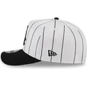 gorra-curva-blanca-y-negra-snapback-9fifty-a-frame-satin-pinstripe-de-chicago-white-sox-mlb-de-new-era