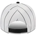 gorra-curva-blanca-y-negra-snapback-9fifty-a-frame-satin-pinstripe-de-chicago-white-sox-mlb-de-new-era