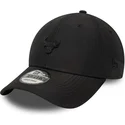 schwarze-verstellbare-9forty-kappe-mit-gebogenem-schirm-und-chicago-bulls-nba-pin-von-new-era