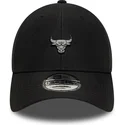 schwarze-verstellbare-9forty-kappe-mit-gebogenem-schirm-und-chicago-bulls-nba-pin-von-new-era