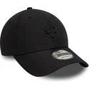 schwarze-verstellbare-9forty-kappe-mit-gebogenem-schirm-und-chicago-bulls-nba-pin-von-new-era