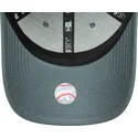 gorra-curva-gris-ajustable-con-logo-gris-9forty-league-essential-de-new-york-yankees-mlb-de-new-era