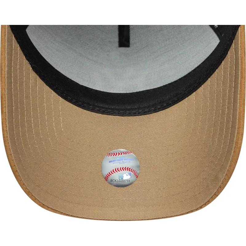 svart-och-brun-bojd-keps-snapback-9forty-e-frame-suede-visor-fran-new-york-yankees-mlb-av-new-era