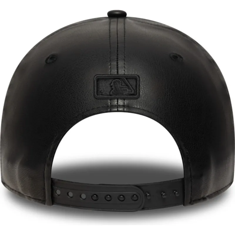 svart-kurvad-snapback-keps-med-svart-logotyp-9forty-m-crown-pu-fran-new-york-yankees-mlb-av-new-era