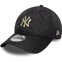 gorra-curva-negra-ajustable-con-logo-beige-9twenty-quilted-de-new-york-yankees-mlb-de-new-era
