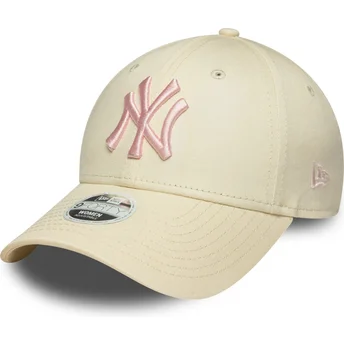 Verstellbare beige Damenkappe mit gebogenem Schirm und rosa Logo 9FORTY League Essential der New York Yankees MLB von New Era.