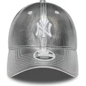 gebogene-silberne-verstellbare-damenkappe-9forty-metallic-der-new-york-yankees-mlb-von-new-era
