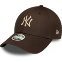 verstellbare-braune-damenkappe-mit-gebogenem-schirm-und-beigem-logo-9forty-league-essential-der-new-york-yankees-mlb-von-new-era