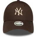 gorra-curva-marron-ajustable-para-mujer-con-logo-beige-9forty-league-essential-de-new-york-yankees-mlb-de-new-era