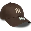 verstellbare-braune-damen-cap-mit-gebogenem-schirm-und-beigem-logo-9forty-league-essential-der-new-york-yankees-mlb-von-new-era