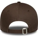 verstellbare-braune-damen-cap-mit-gebogenem-schirm-und-beigem-logo-9forty-league-essential-der-new-york-yankees-mlb-von-new-era