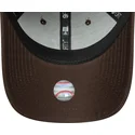 verstellbare-braune-damen-cap-mit-gebogenem-schirm-und-beigem-logo-9forty-league-essential-der-new-york-yankees-mlb-von-new-era