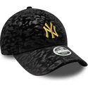 gorra-curva-negra-ajustable-para-mujer-con-logo-amarillo-9forty-leo-velour-metallic-de-new-york-yankees-mlb-de-new-era