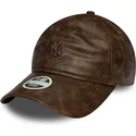gorra-curva-marron-ajustable-para-mujer-con-logo-marron-9twenty-worn-pu-de-new-york-yankees-mlb-de-new-era
