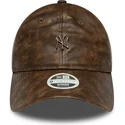 gorra-curva-marron-ajustable-para-mujer-con-logo-marron-9twenty-worn-pu-de-new-york-yankees-mlb-de-new-era