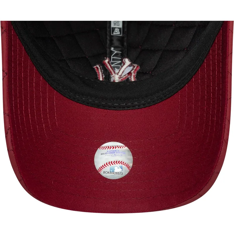 rote-verstellbare-curved-cap-fur-damen-mit-rotem-logo-9twenty-padded-der-new-york-yankees-mlb-von-new-era