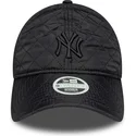 schwarze-verstellbare-damenkappe-mit-gebogenem-schirm-und-schwarzem-9twenty-padded-logo-der-new-york-yankees-mlb-von-new-era