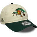 gorra-curva-beige-y-verde-ajustable-para-nino-9twenty-mascot-de-new-era