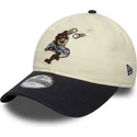gorra-curva-beige-y-azul-marino-ajustable-para-nino-9twenty-mascot-de-new-era