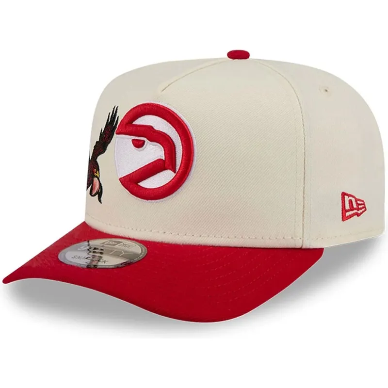 beige-und-rote-gebogene-snapback-kappe-9fifty-a-frame-precurved-hardwood-classics-der-atlanta-hawks-nba-von-new-era