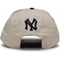 beige-und-schwarze-gebogene-snapback-kappe-rise-structured-der-new-york-yankees-mlb-von-nike