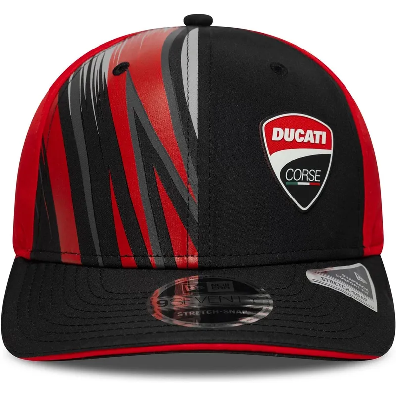 svart-och-rod-kurvad-keps-snapback-9seventy-stretch-snap-print-fran-ducati-motor-motogp-av-new-era