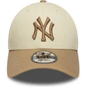 beige-und-braune-verstellbare-curved-cap-mit-braunem-logo-9forty-colour-block-der-new-york-yankees-mlb-von-new-era