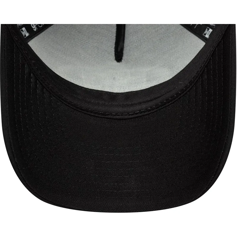 svart-trucker-keps-9forty-m-crown-graphic-fran-new-era