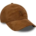 gorra-curva-marron-ajustable-con-logo-marron-9twenty-suede-de-new-york-yankees-mlb-de-new-era