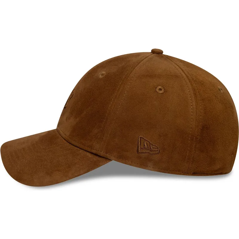 brun-bojd-justerbar-keps-med-brunt-9twenty-suede-logotyp-fran-new-york-yankees-mlb-av-new-era