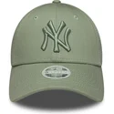 gorra-curva-verde-claro-ajustable-con-logo-verde-para-mujer-9forty-league-essential-de-new-york-yankees-mlb-de-new-era