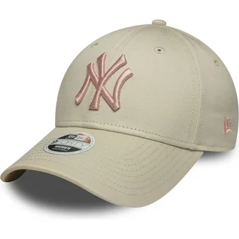 Gorra curva beige ajustable con logo rosa para mujer 9FORTY League Essential de New York Yankees MLB de New Era