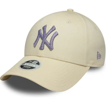Gorra curva beige ajustable con logo violeta para mujer 9FORTY Metallic Logo de New York Yankees MLB de New Era