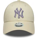 bojd-beige-justerbar-keps-med-lila-logotyp-for-dam-9forty-metallic-logo-fran-new-york-yankees-mlb-av-new-era