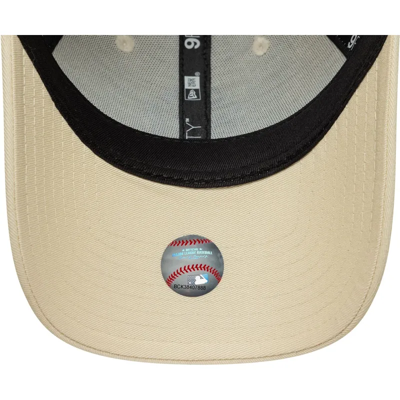 gorra-curva-beige-ajustable-con-logo-violeta-para-mujer-9forty-metallic-logo-de-new-york-yankees-mlb-de-new-era