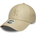 beige-verstellbare-curved-cap-mit-beigem-logo-fur-damen-9forty-pu-der-new-york-yankees-mlb-von-new-era