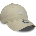 gorra-curva-beige-ajustable-para-mujer-9twenty-washed-mini-de-new-york-yankees-mlb-de-new-era