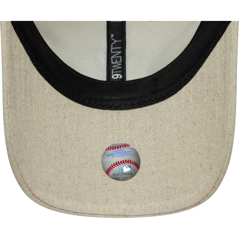 beige-verstellbare-curved-cap-9twenty-linen-der-new-york-yankees-mlb-von-new-era