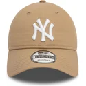 gorra-curva-marron-claro-ajustable-9twenty-league-essential-de-new-york-yankees-mlb-de-new-era