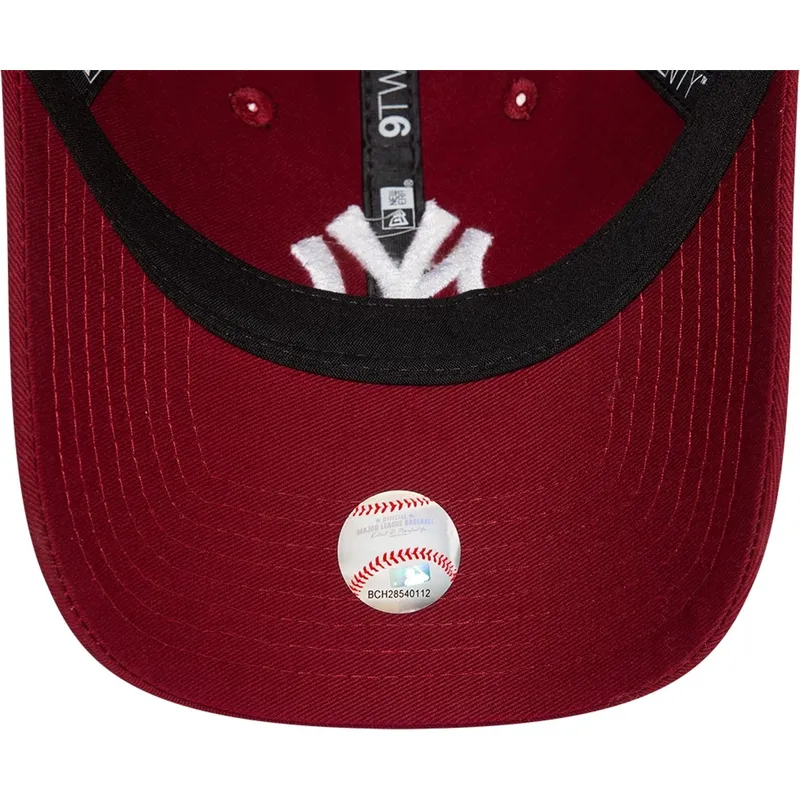 dunkelrote-verstellbare-curved-cap-9twenty-league-essential-der-new-york-yankees-mlb-von-new-era