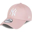 hellrosa-verstellbare-curved-cap-mit-weissem-logo-9forty-league-essential-von-new-york-yankees-mlb-von-new-era
