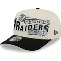 gorra-curva-beige-y-negra-snapback-9fifty-a-frame-classic-de-las-vegas-raiders-nfl-de-new-era