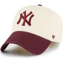 beige-und-weinrote-verstellbare-curved-cap-clean-up-two-tone-no-loop-label-der-new-york-yankees-mlb-von-47-brand
