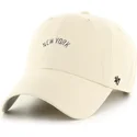 gorra-curva-beige-ajustable-clean-up-base-runner-script-de-new-york-yankees-mlb-de-47-brand